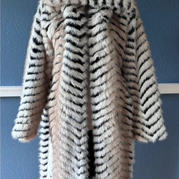 Akira Lola Hooded Faux Fur Jacket NWT - Picture 6 of 12